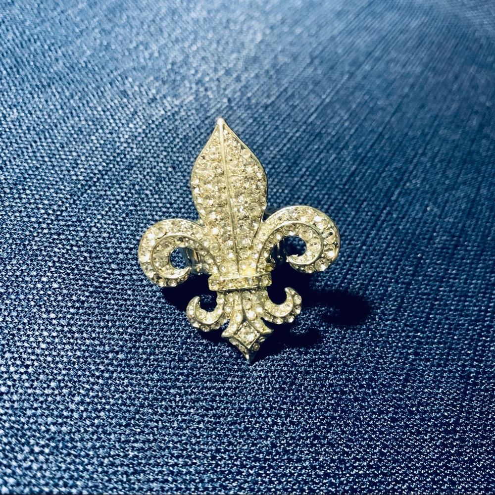 Crystal Fleur De Lys Stretch Ring Bracchiale